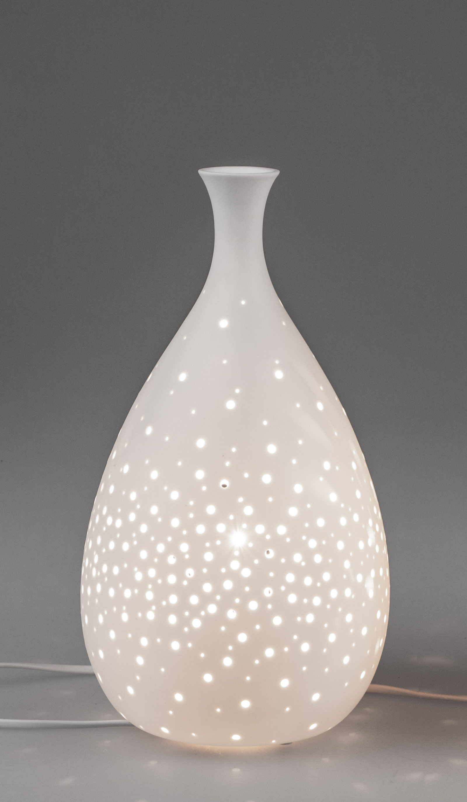 Elegante Porzellanlampe Vase mit Punktedurchbruch 18x33cm 
